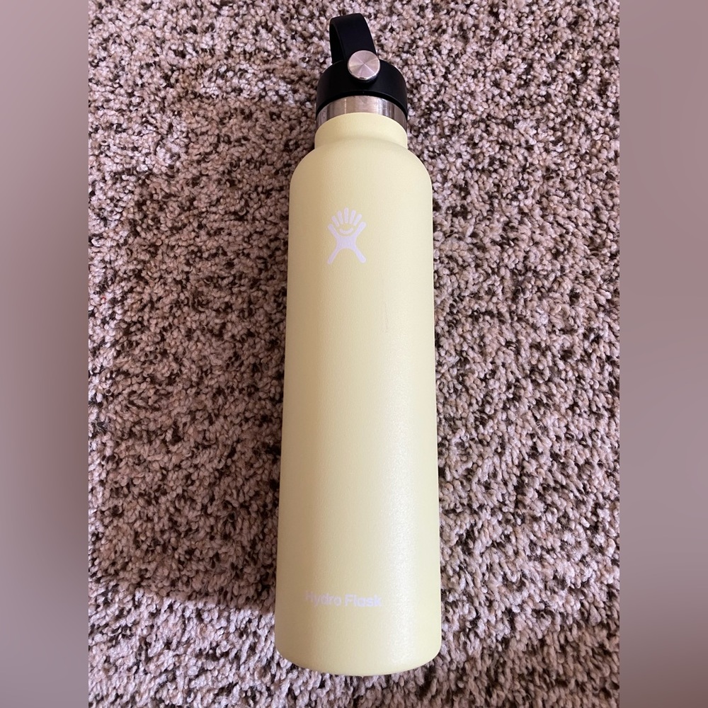 24 oz hydro flask water bottle in pale yellow. NWT but has a few little scuffs